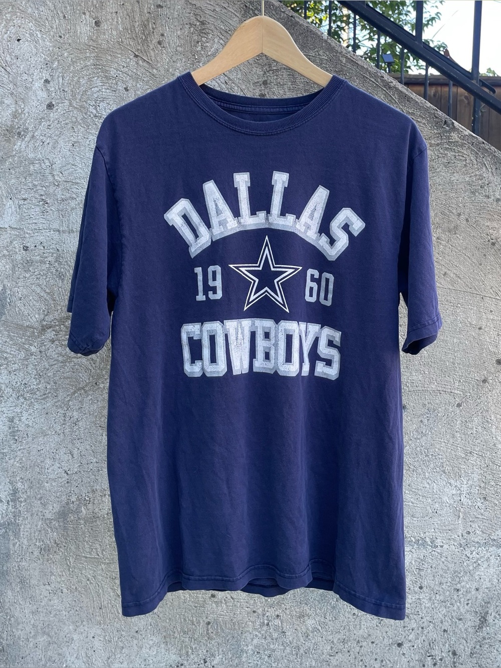 Y2k navy blue Dallas Cowboys t shirt size large (20x28)